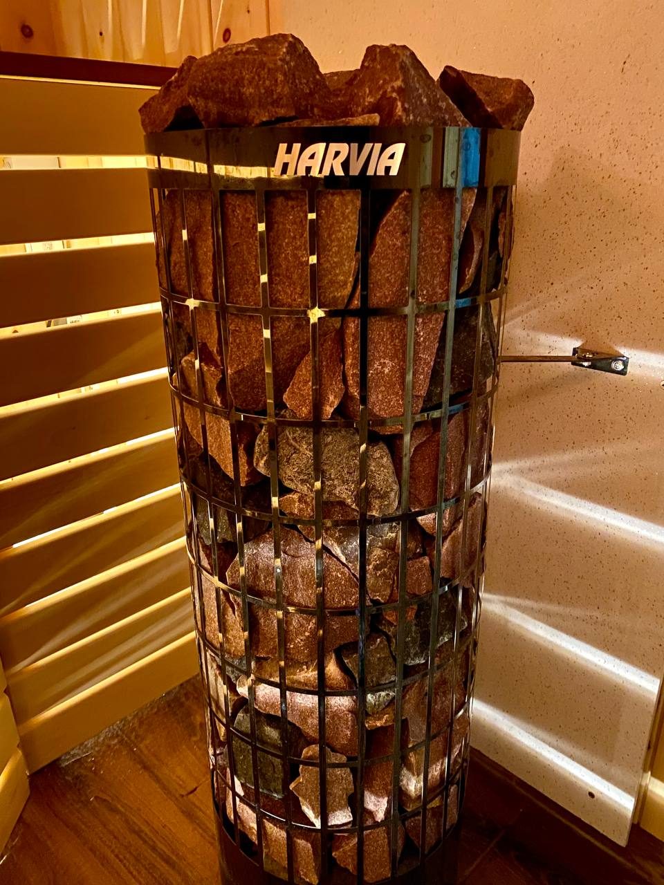 Большая комфортная зона отдыха около сауны